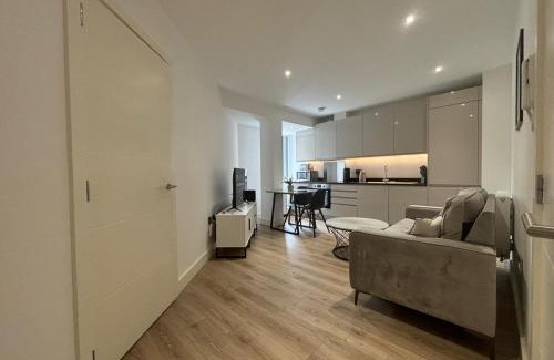 Barnt Green Apartment | Business-Ready Studio Free Parking - NEC & Airport