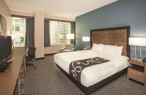 Downtown Chicago Hotel | Business Suite with Workspace Steps from Willis Tower & Loop