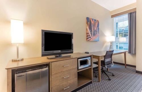 Downtown Chicago Hotel | Business Suite with Workspace Steps from Willis Tower & Loop