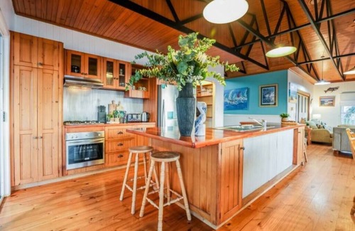 Seventeen Seventy House | Bustard Bay Lodge: Stunning Views of 1770