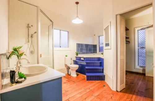 Seventeen Seventy House | Bustard Bay Lodge: Stunning Views of 1770
