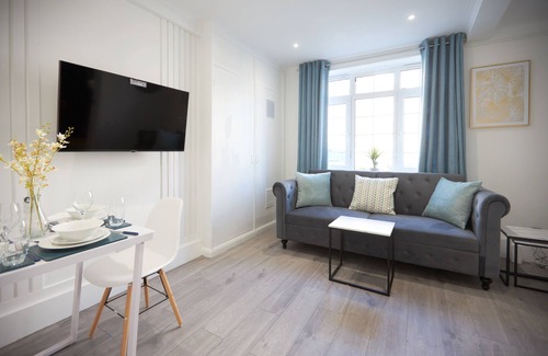 Riverside Apartment | Butterbridge apartments nestled between More London and Tower Bridge.