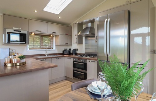 Swadlincote Cottage | BUTTERCUP, with hot tub in Donisthorpe