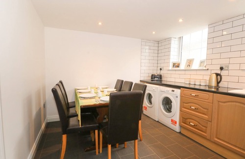 Rawtenstall Cottage | BUTTERFLY COTTAGE, family friendly, with a garden in Rossendale