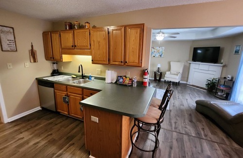 Clarksville House | Butternut Palace-Pet Friendly-Sleep 6