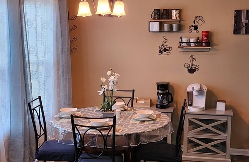 Clarksville House | Butternut Palace-Pet Friendly-Sleep 6