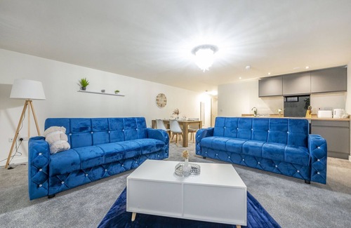 Bradford Apartment | Bv Navy Blue Spacious Diamond Suites Apt