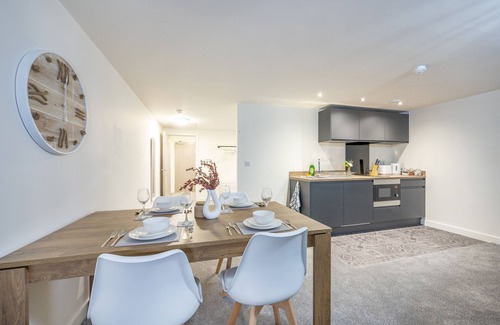 Bradford Apartment | Bv Navy Blue Spacious Diamond Suites Apt