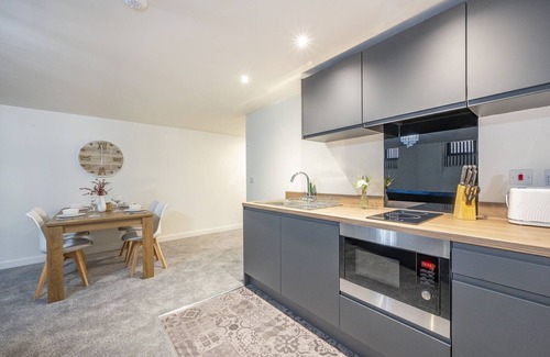 Bradford Apartment | Bv Navy Blue Spacious Diamond Suites Apt