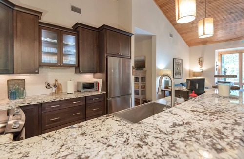 West Jefferson Cottage | By The New River - Hot Tub - Fireplace - Covered Porch