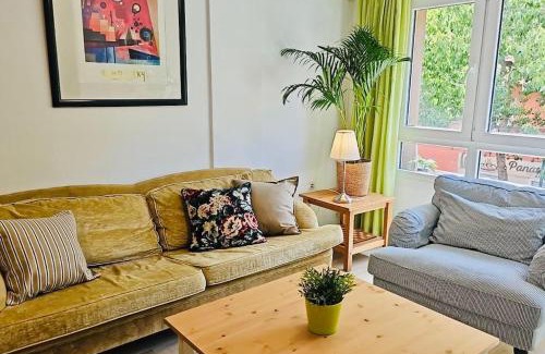 Capuchinos Apartment | Céntrico piso con 2 camas de matrimonio y parking