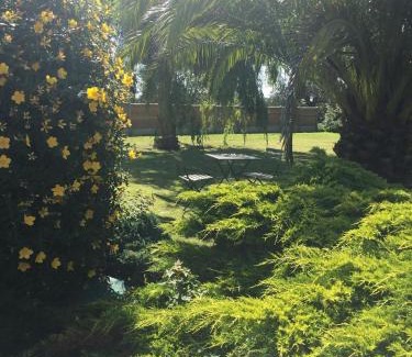 Quettehou Bed & Breakfast | Côté jardin des Charmilles