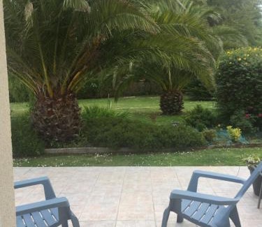 Quettehou Bed & Breakfast | Côté jardin des Charmilles