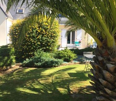 Quettehou Bed & Breakfast | Côté jardin des Charmilles