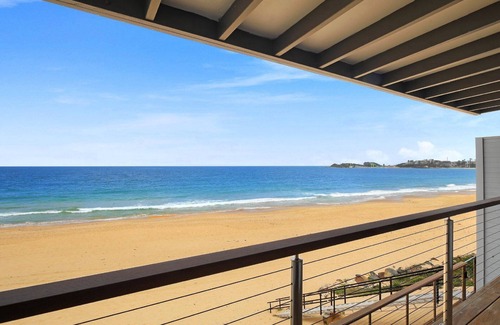 Wamberal House | C'EST LA VIE| Beachfroont , Pool | Accom Holidays