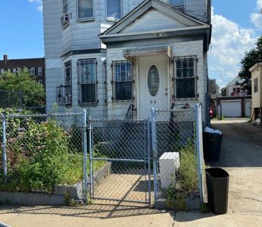 Jersey City House | C Jay Homes 6 minutes Walk to Journal square