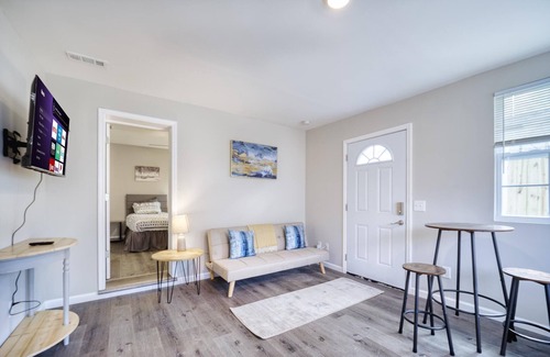 Jacksonville House | ~[C] Krispy Krashpad_Sleeps 5_Krispy Kreme~