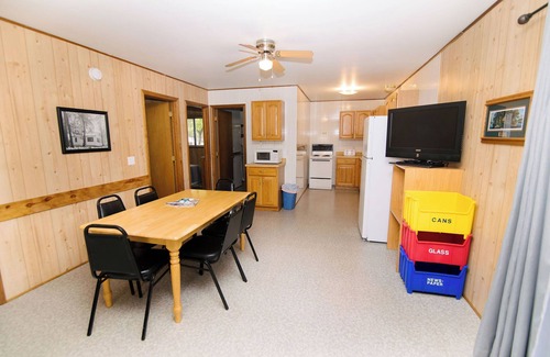 Richmond Cabin | C'mon Inn, a 3BR cabin w/lake views nestled in family-friendly Riverside Resort