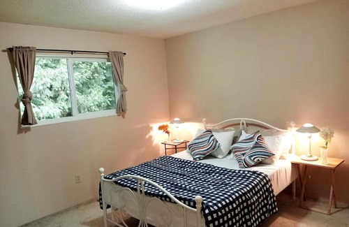 Cloverdale House | C2 Stylish Cozy & Lively Room - Close to amenities for up-to 3 Adults