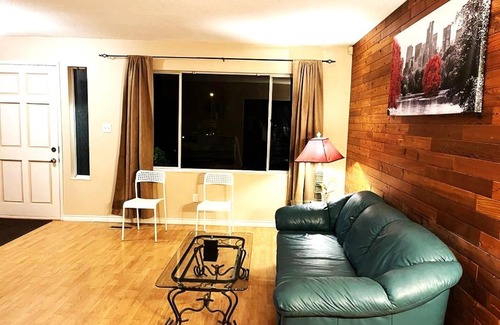 Cloverdale House | C2 Stylish Cozy & Lively Room - Close to amenities for up-to 3 Adults