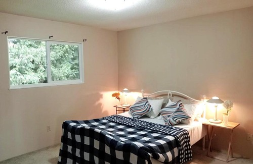 Cloverdale House | C2 Stylish Cozy & Lively Room - Close to amenities for up-to 3 Adults