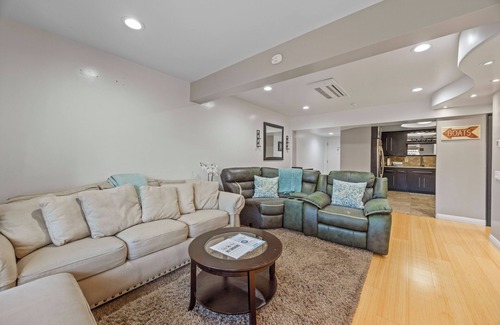 Avalon Condo | C53: Bahia Vista Stylish Condo, A/C, Newly Remodeled, King Bed, WIFI, and BBQ