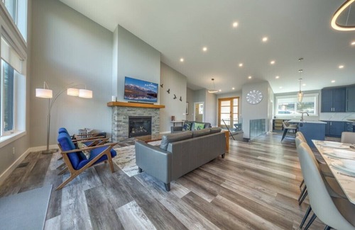 East Kootenay House | Fairmont Peak Cabin | Pet Friendly | Pool Table
