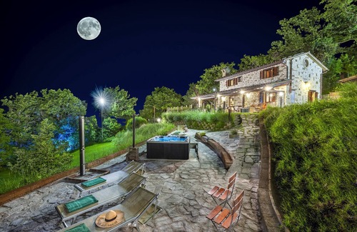 Cagli Villa | Ca Berna Marcheholiday, villa with a heated whirlpool tub