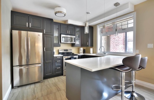 Cote-Des-Neiges—Notre-Dame-De-Grace Apartment | Luxury 2 bedroom, 2 bath condo , 2 balconies, hi speed WIFI with FREE parking