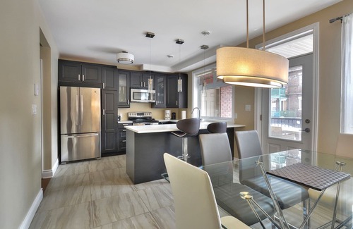 Cote-Des-Neiges—Notre-Dame-De-Grace Apartment | Luxury 2 bedroom, 2 bath condo , 2 balconies, hi speed WIFI with FREE parking