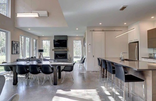 Stanstead Township Ski Chalet | Stylish Chalet & Spa Steps from Lake Memphrémagog