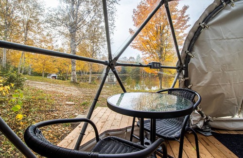 Notre-Dame-Auxiliatrice-de-Buckland Cabin | Unique dome experience: comfort, kitchen, lake, campfire. Open mid-May to Octobe