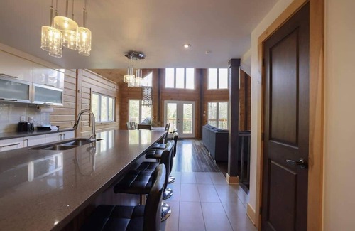 Sainte-Marguerite-du-Lac-Masson Ski Chalet | Edge of Lake Walfred - Spa - Chinook Club Walfred