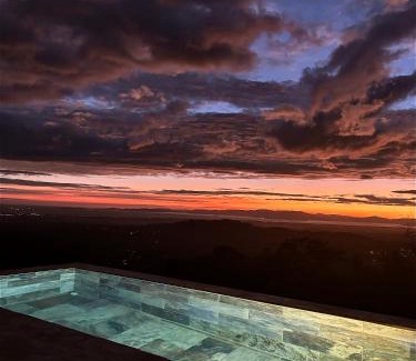 Miramar House | Cabaña con piscina y vista al mar