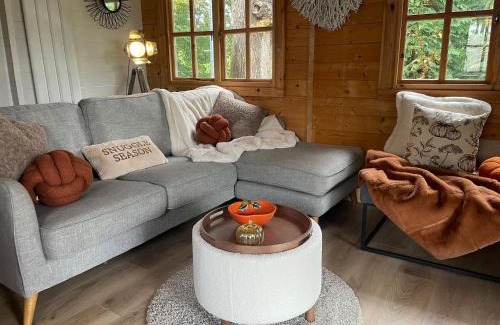 Chwilog Ski Chalet | Caban Y Tan Dderwen with private Wood Fired Hot Tub