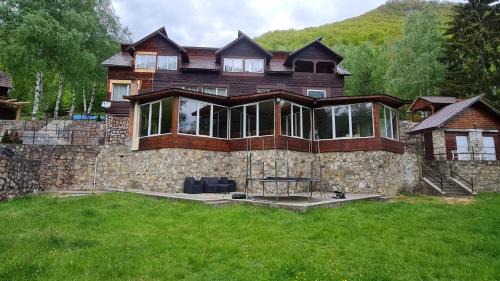 Riu de Mori House | Cabana Floare de stâncă Retezat cu Ciubar in pădure