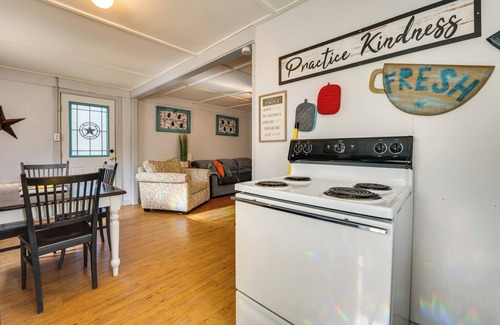 Concan Cottage | 'cabana Sol' Cabin: 4 Mi to Garner State Park