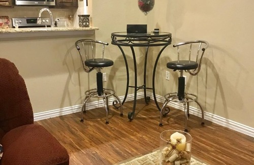 Calera House | *Cabernet Cottage* Sleeps 6. Minutes to Casino, Concerts, Lake, College