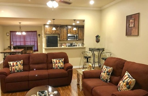 Calera House | *Cabernet Cottage* Sleeps 6. Minutes to Casino, Concerts, Lake, College