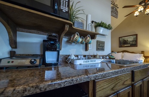 Waco Cabin | Cabin 1 Rental 15 minutes from Magnolia and Baylor