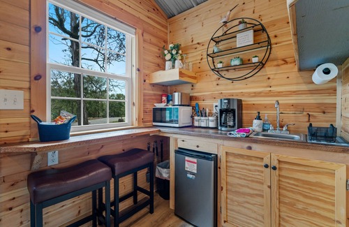Rockwell Cabin | Cabin #1 @ Rock Creek Cabins! King Bed! 15 min. to Bathhouse Row! Pet Friendly!
