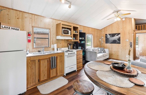 Neal Cabin | Cabin 10~ Cozy Toronto Lake Cabin ~ Walk to the Water by RedAwning