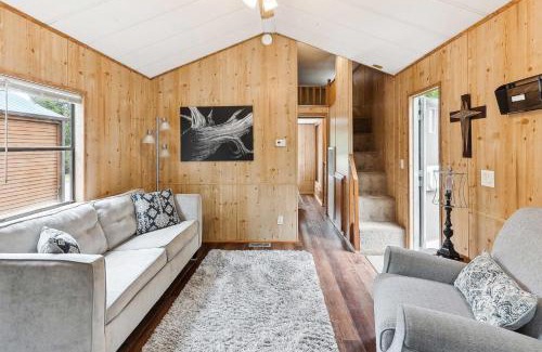 Neal House | Cabin 10- Cozy Toronto Lake Cabin - Walk to the Water cabin