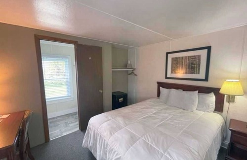 Huron House | Cabin #117 A tranquil 1 bedroom with AC and WiFi