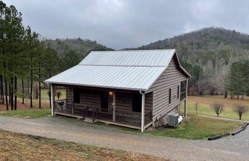 Tellico Plains Cabin | Cabin ∙ 2 bedrooms ∙ 4 guests