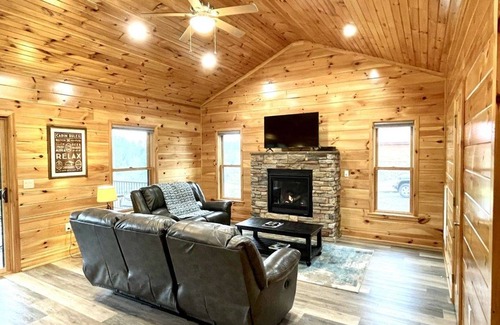Tellico Plains Cabin | Cabin ∙ 2 bedrooms ∙ 4 guests