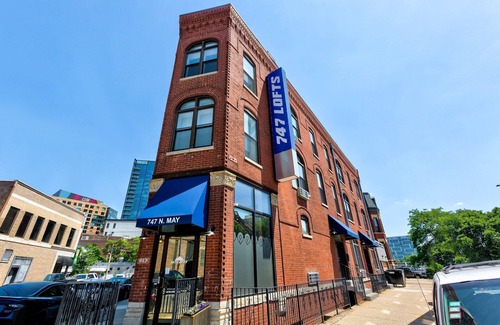River West Apartment | Cabin 208 by 747 Lofts