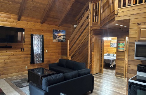 Clear Creek Cabin | {CABIN #3 of 4} "THE RELAXATION". YOUR HOME AWAY FROM HOME.