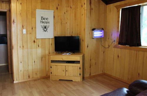 Deer River House | Cabin 4 - Classic 1933 cabin on the lake shore, 10 steps from the dock