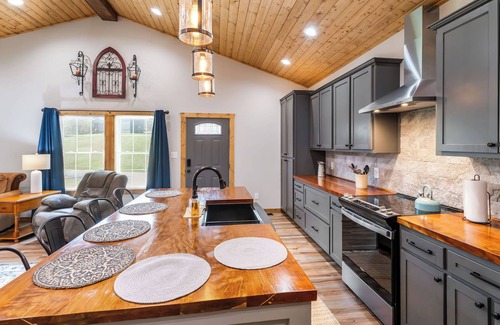 Moravian Falls Cabin | Cabin 4, the delightful Happy Cabin in the heart of Moravian Falls, NC